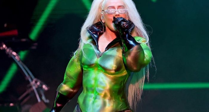 Aksi Christina Aguilera Pakai Dildo Hijau Penuh Berlian Tuai Cibiran