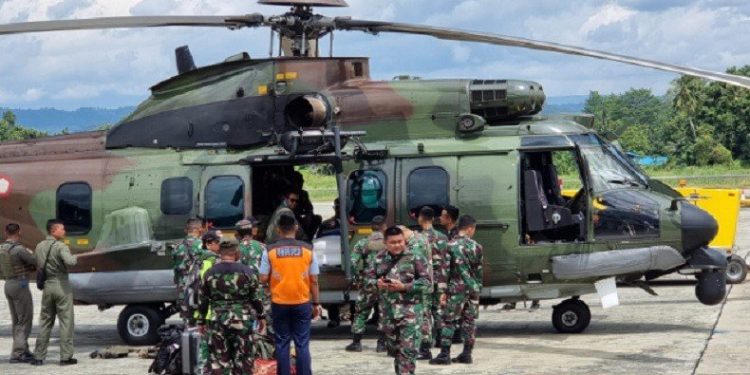 Tewas Ditembak KKB Papua, TNI Evakuasi Jenazah Prada Beryl Kholif Dengan Helikopter Caracal