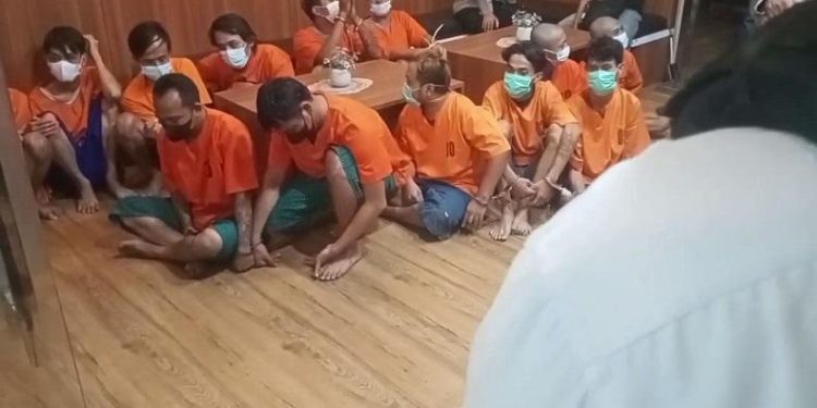 Acungkan Sajam Sambil Live Streaming, Geng Motor di Cerebon Digrebek Polisi