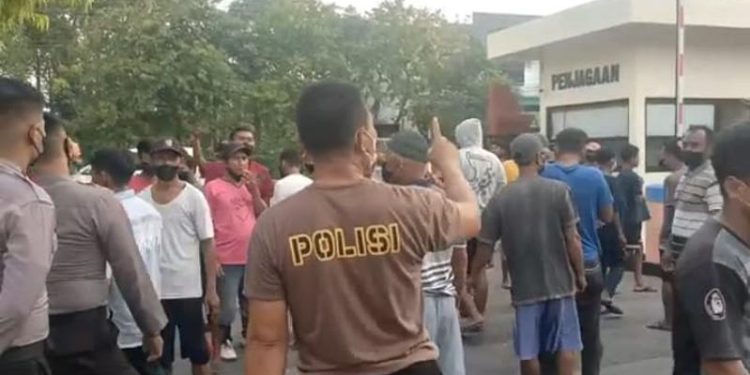 Waduh, Ketahuan Selingkuh, Kades Ini Digerebek Warga dan Diarak ke Rumah Pak RT