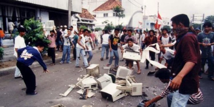 Inilah Deretan Kisah Mengerikan Pemerkosaan Massal yang Terjadi Pada Mei 1998