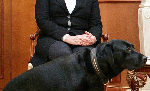 Sadis, Putin Sengaja Mempertemukan Angela Merkel dengan Seekor Anjing Besar