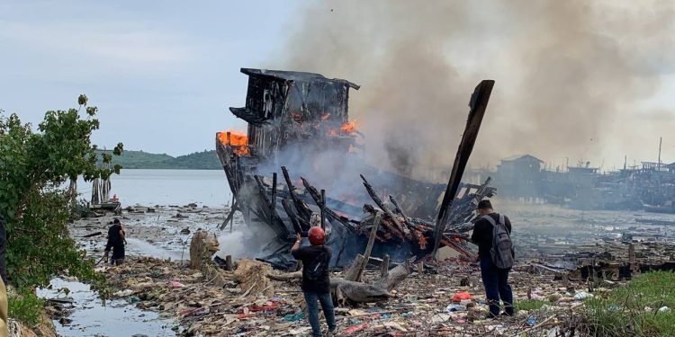 Jadi Tontonan Warga, Kapal Kayu yang Sudah Lama Tidak Beroperasi Terbakar di Pantai Karimun