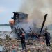 Jadi Tontonan Warga, Kapal Kayu yang Sudah Lama Tidak Beroperasi Terbakar di Pantai Karimun