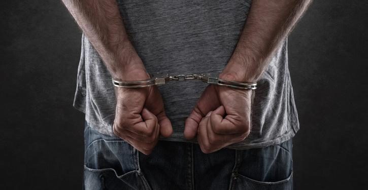 Ingin Menyembunyikan Riwayat Perjalanan Dari Sang Istri, Pria Ini Nekat Merobek Halaman Paspor Miliknya