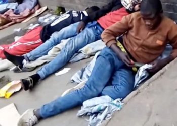 Depresi Menghadapi Kemiskinan, Para Pemuda Zimbabwe Minum Rebusan Popok Bayi Sebagai Ganti Alkohol