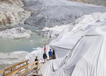 Dampak Cuaca Panas yang Ekstrim, Gletser Pegunungan Alpen Ditutup Agar Tak Mencair