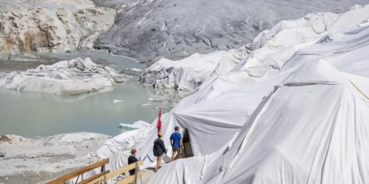 Dampak Cuaca Panas yang Ekstrim, Gletser Pegunungan Alpen Ditutup Agar Tak Mencair