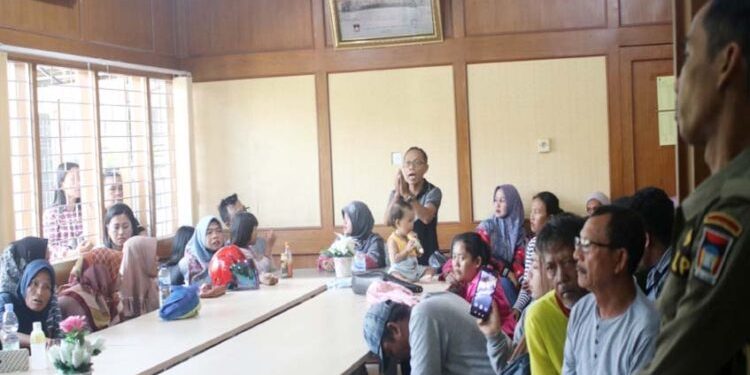 PKL Kota Padang Seruduk Kantor Satpoll Seraya Bawa Anak-anak