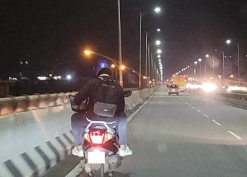 Viral di Media Sosial, Foto Seorang Pria Bengaluru Menggunakan Laptop Sambil Mengendarai Sepeda Motor