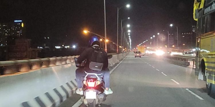 Viral di Media Sosial, Foto Seorang Pria Bengaluru Menggunakan Laptop Sambil Mengendarai Sepeda Motor