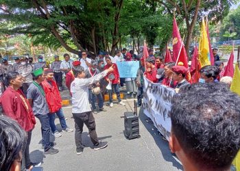 Mahasiswa Demo DPRD Riau, Minta Stabilkan Harga Sawit