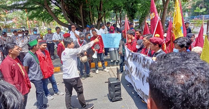 Mahasiswa Demo DPRD Riau, Minta Stabilkan Harga Sawit
