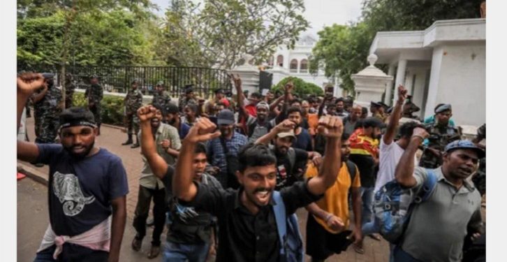 Pengunjuk Rasa Bersorak Gembira di Ibu Kota Sri Lanka Kolombo Setelah Presiden Rajapaksa Menyatakan Mundur
