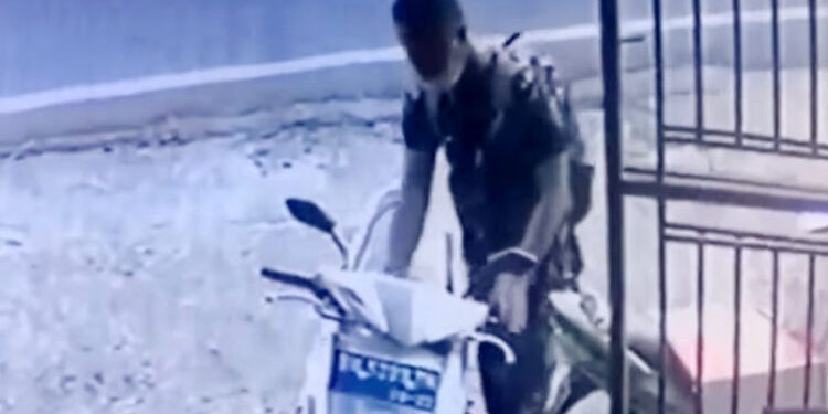 Beredar Video TNI Gadungan Curi Motor di Pasar Batusangkar, Pelaku Ditangkap Polisi