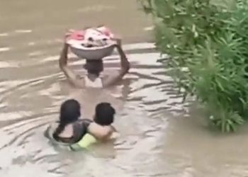 Penyelamatan Dramatis, Foto Pria Gendong Bayi Berusia 3 Bulan di Keranjang Saat Banjir Bandang Viral di TikTok
