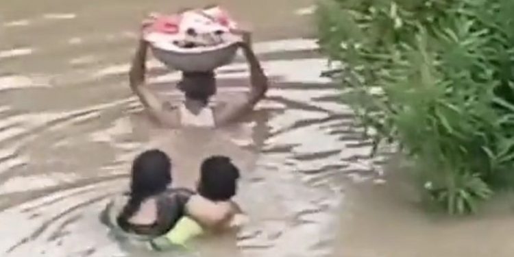 Penyelamatan Dramatis, Foto Pria Gendong Bayi Berusia 3 Bulan di Keranjang Saat Banjir Bandang Viral di TikTok