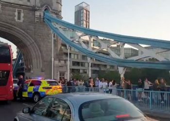 Tower Bridge terpaksa ditutup oleh polisi saat pria memanjat monumen London