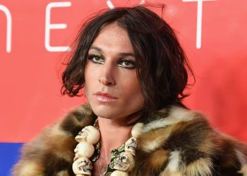 Ezra Miller didakwa dengan kejahatan perampokan di Vermont