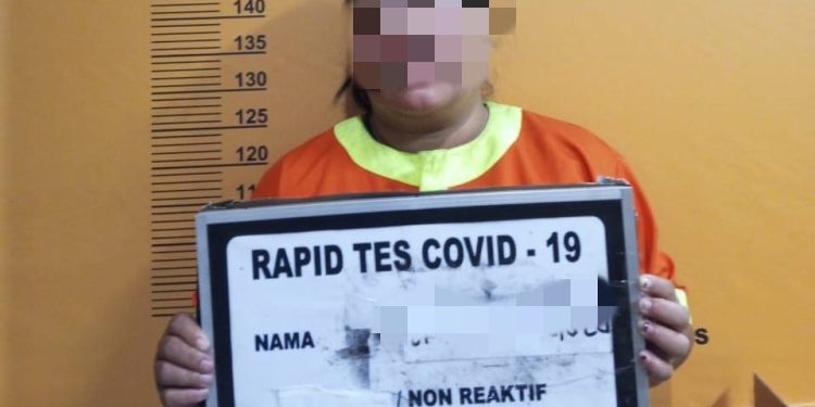 Manfaatkan Kelengahan Penjaga Konter, IRT di Pekanbaru Nekat Curi 3 Unit Hanphone