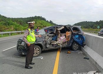 Pecah Ban, Innova Hantam Truk di Jalan Tol Permai, Sopir Luka-luka