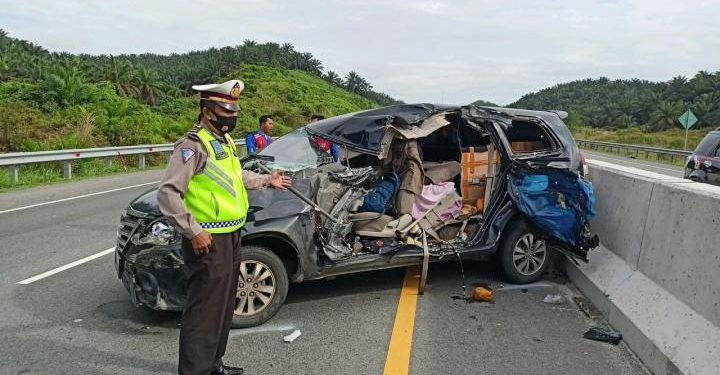 Pecah Ban, Innova Hantam Truk di Jalan Tol Permai, Sopir Luka-luka