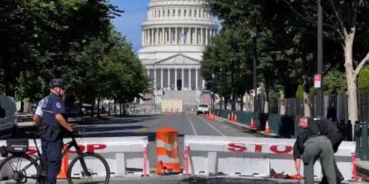 Seorang pria menabrakkan mobil ke barikade US Capitol dan menembak tanpa pandang bulu, sebelum akhirnya bunuh diri