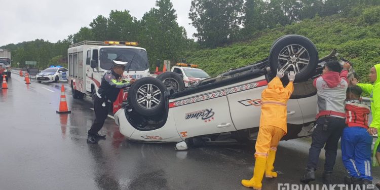 Diduga Jalan Licin, Pajero Terbalik di Tol Permai Pekanbaru – Dumai