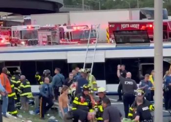 Kecelakaan Turnpike New Jersey yang melibatkan bus terbalik menyebabkan 1 orang tewas