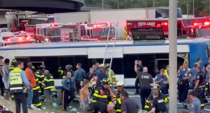 Kecelakaan Turnpike New Jersey yang melibatkan bus terbalik menyebabkan 1 orang tewas