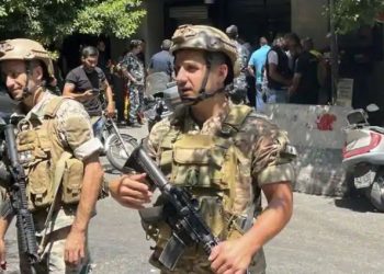 Pria bersenjata menuntut tabungannya dikeluarkan, menyandera staf bank di Beirut