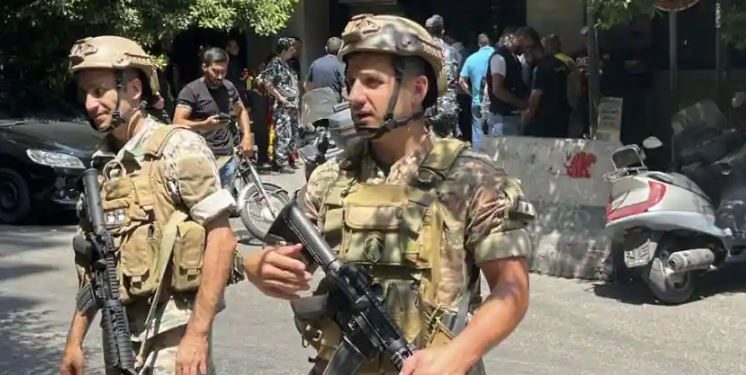 Pria bersenjata menuntut tabungannya dikeluarkan, menyandera staf bank di Beirut