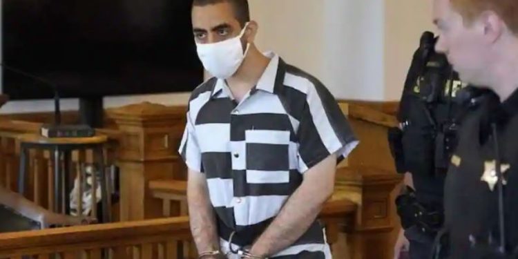 Penyerang Salman Rushdie menolak jaminan; pengacara dilarang memberikan keterangan kepada media