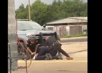 Tiga petugas diskors di Amerika Serikat karena menyerang seorang tersangka secara brutal