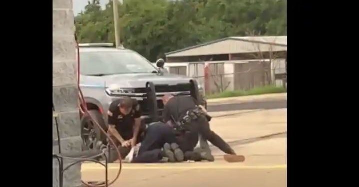 Tiga petugas diskors di Amerika Serikat karena menyerang seorang tersangka secara brutal