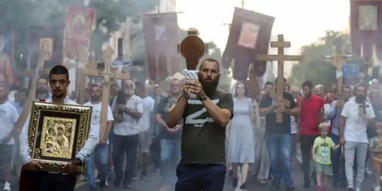 Ribuan orang Kristen Ortodoks berkumpul di Beograd untuk memprotes EuroPride