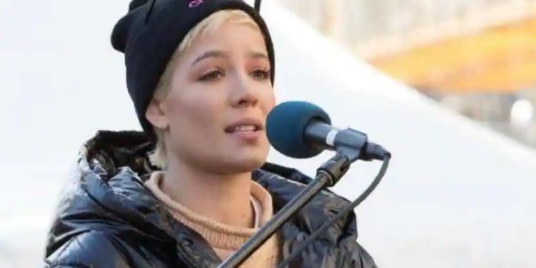 Halsey menderita keracunan makanan sebelum pertunjukan festival Inggris