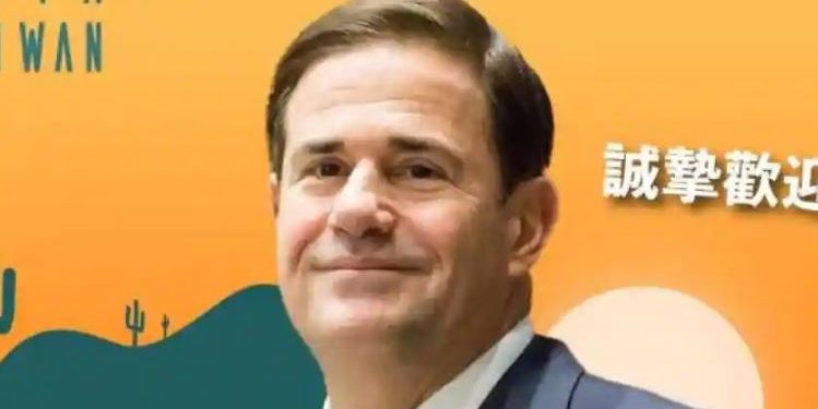 Di tengah ketegangan dengan China, Gubernur Arizona Doug Ducey tiba di Taipei