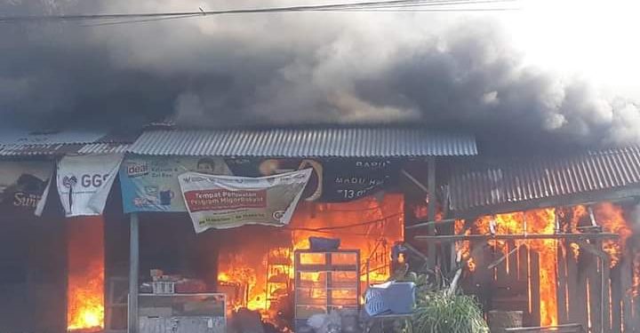 Dua Unit Toko Harian di Kampar Hangus di Lalap si Jago Merah