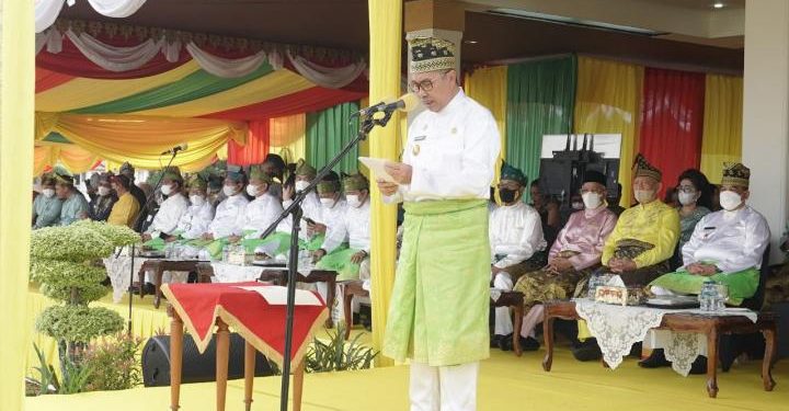 Gubri Saat apel peringatan HUT ke 65 Provinsi Riau