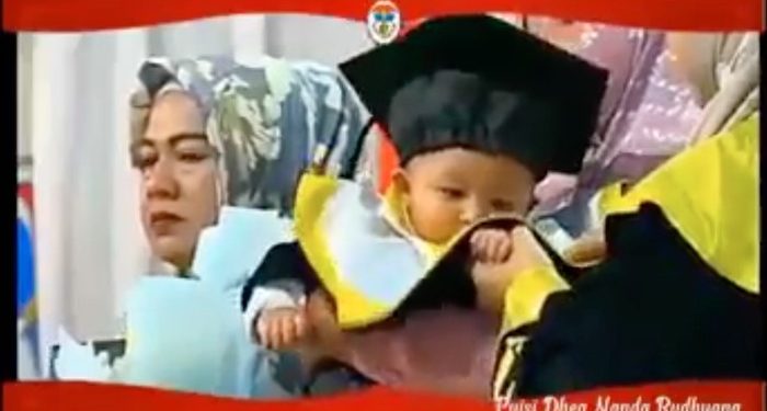 Memilukan, Wafat Saat Melahirkan. Bayi Berusia 4 Bulan Gantikan Ibunya saat Wisuda Universitas Andi Djemma Sulsel