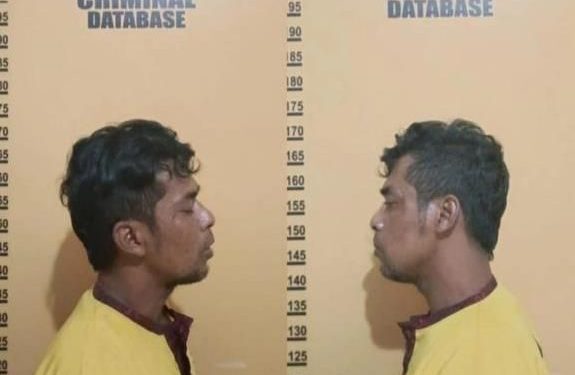 Terekam CCTV, Dua Pria Gasak Kompor dan Baju Tidur di Depan Eks Kantor  DPRD Rohil