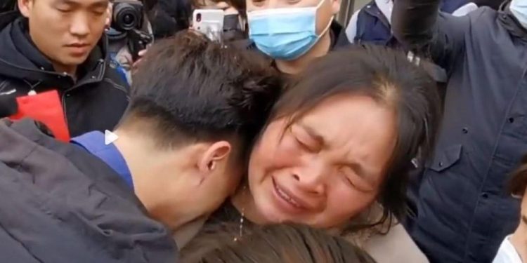 Berkat Gambar Sederhananya, Pria Ini Berhasil Dipersatukan Kembali dengan Sang Ibu 30 Tahun setelah Diculik