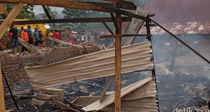PN Palopo Lakukan Eksekusi 10 Rumah, Dua rumah Dibakar Pemilik