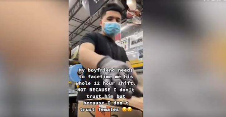 Wanita Ini Paksa Minta Di-video Call 12 Jam karena Takut Pacarnya Digoda Cewek Lain