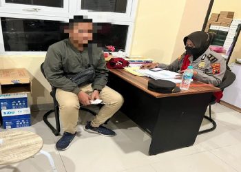 Ingin Nonton Bola Gratis di Stadion, Oknum Suporter Ini Pakai Kaos Bertuliskan Polisi