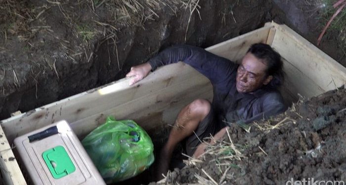 Sambut HUT RI ke 77, Seniman Gila Kubur Diri Bersama Kucing Kesayangan Selama 24 Jam
