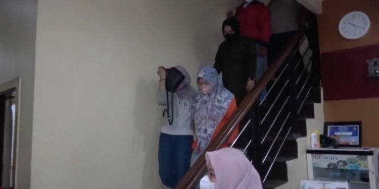 Mesum di Hotel saat Malam Tahun Baru Islam, Perempuan Berhijab ini Malu saat Digiring Petugas