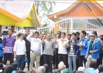 Pimpinan DPRD Riau Terima Aksi Unjuk Rasa Terkait RUU PLP