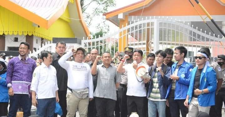 Pimpinan DPRD Riau Terima Aksi Unjuk Rasa Terkait RUU PLP